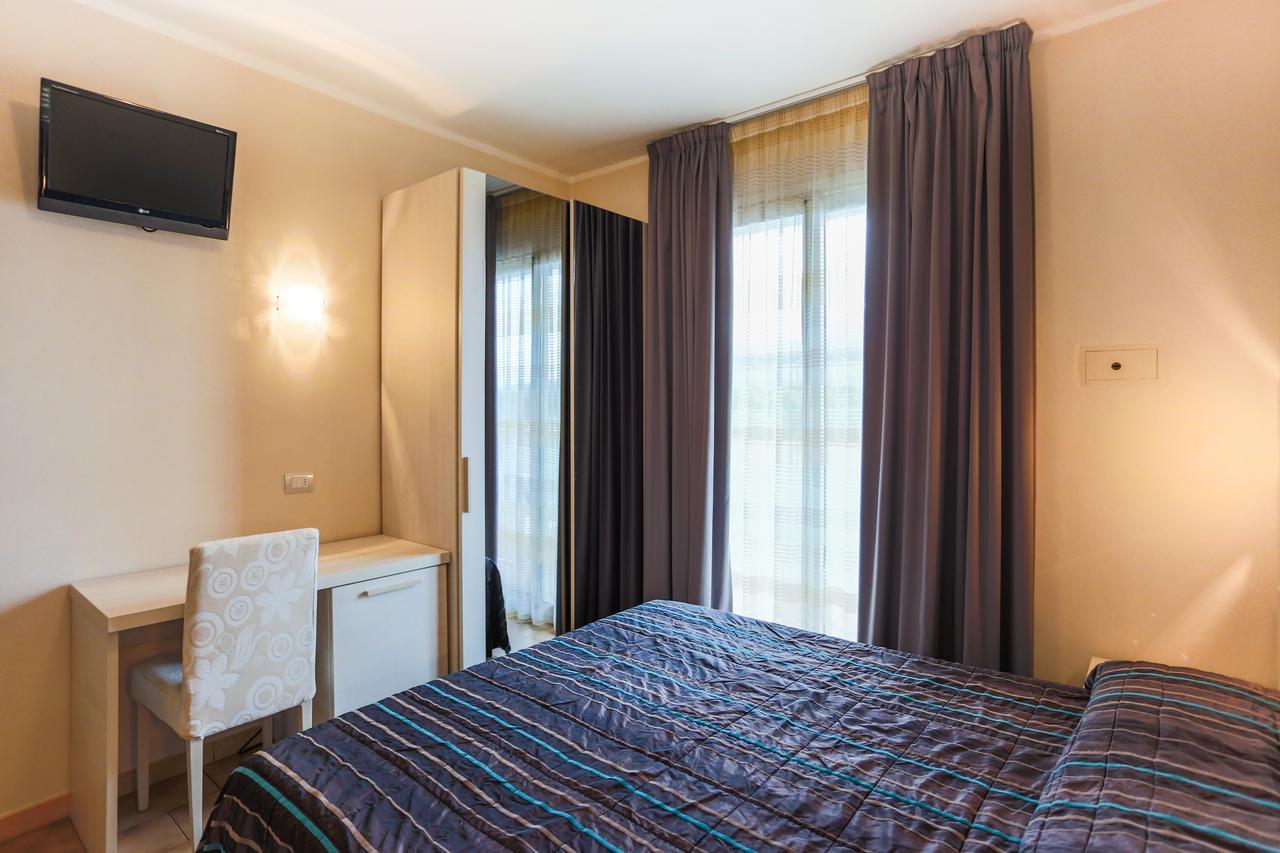 Hotel Caribia Pinarella Cervia Esterno foto